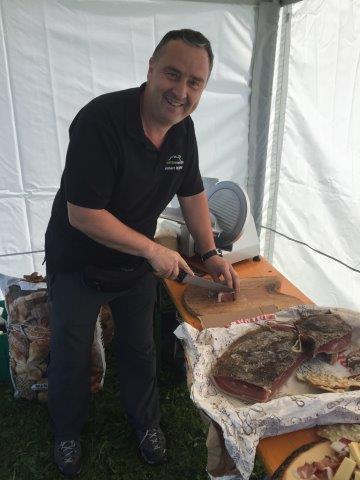 IMG_6040.jpg Reinhard beim Speck aufschneiden auf dem Tschaufen.